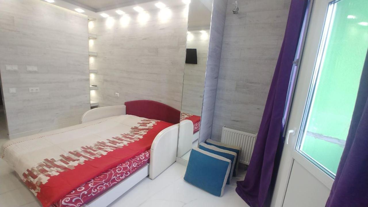 1к: центральное жилье у метро шулявская Apartment